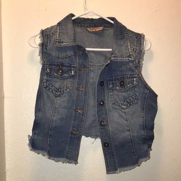 Cute cut off sleeve jean jacket - Picture 2 of 2